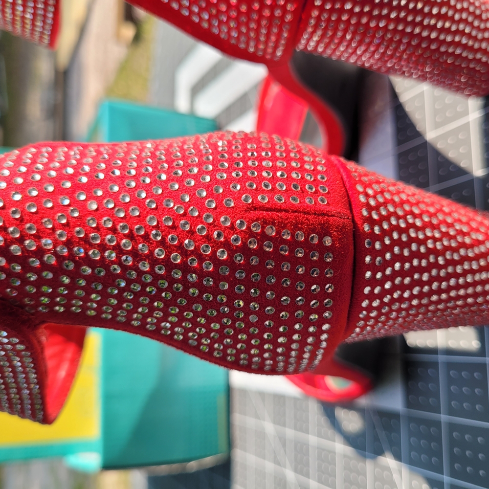 Sophia Taylor Red Heeled Shoes with Sleek Design - Picture 4 of 13